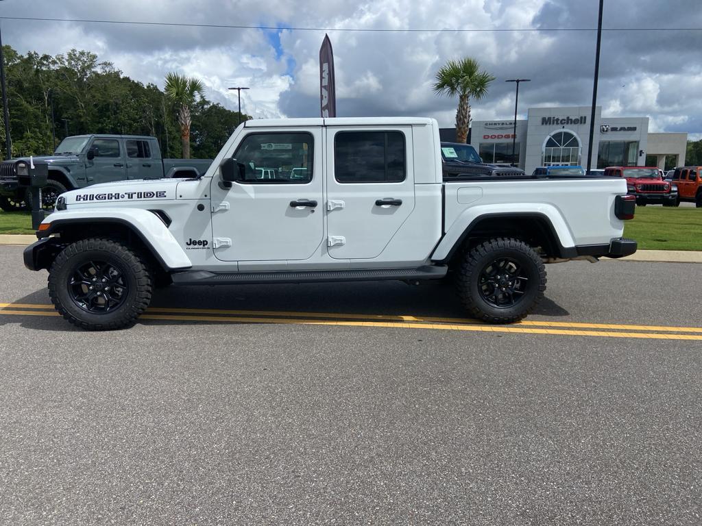 new 2025 Jeep Gladiator car, priced at $45,980