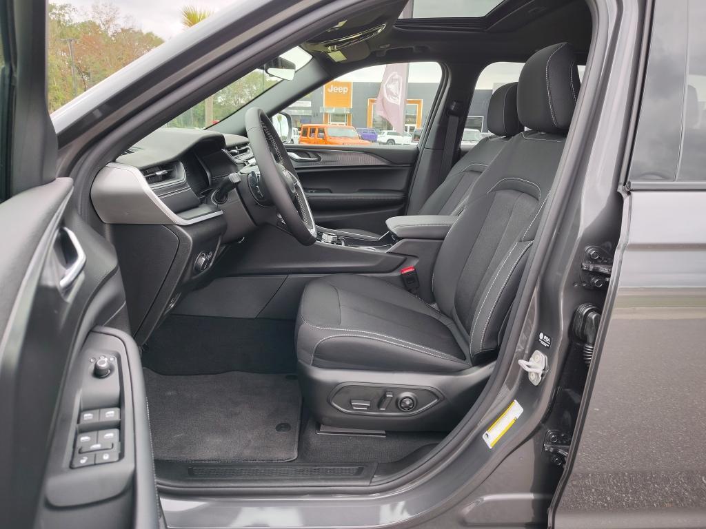 new 2025 Jeep Grand Cherokee car, priced at $34,237