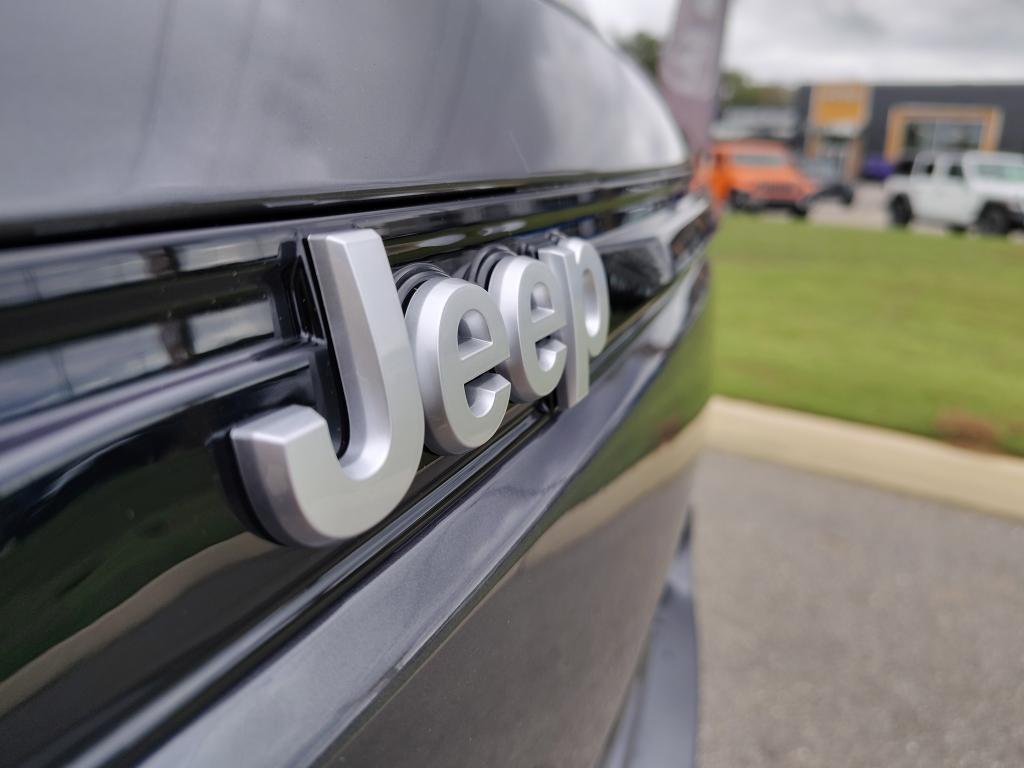 new 2025 Jeep Grand Cherokee car, priced at $34,237