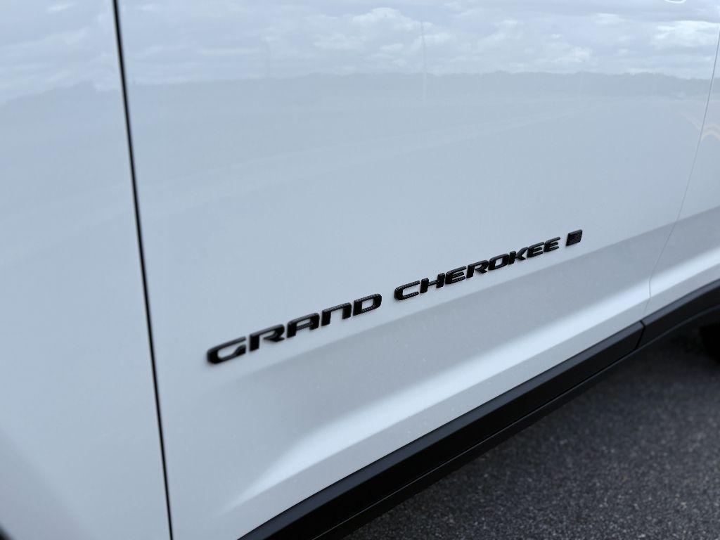 new 2025 Jeep Grand Cherokee car, priced at $43,090