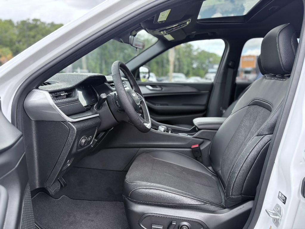 new 2025 Jeep Grand Cherokee car, priced at $43,090