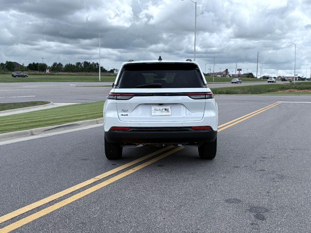 new 2025 Jeep Grand Cherokee car, priced at $43,090