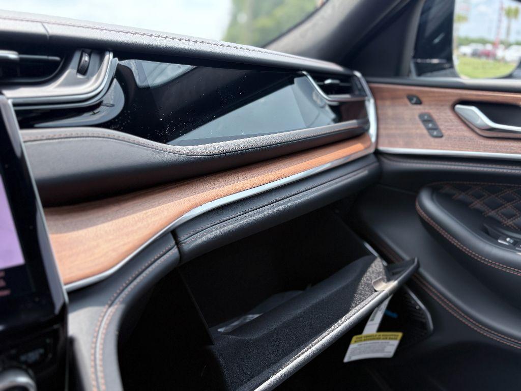 new 2025 Jeep Grand Cherokee car, priced at $43,090