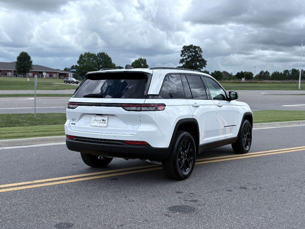 new 2025 Jeep Grand Cherokee car, priced at $43,090