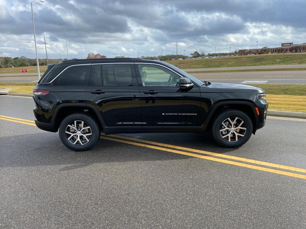 new 2025 Jeep Grand Cherokee car, priced at $41,889