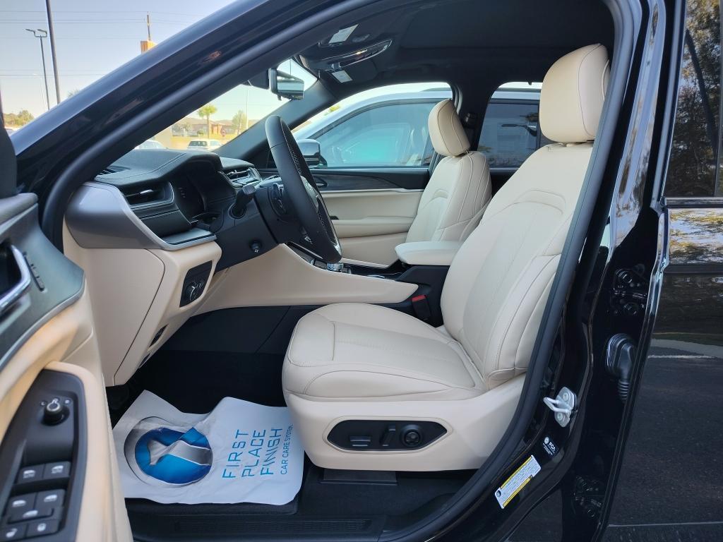 new 2025 Jeep Grand Cherokee car, priced at $48,104