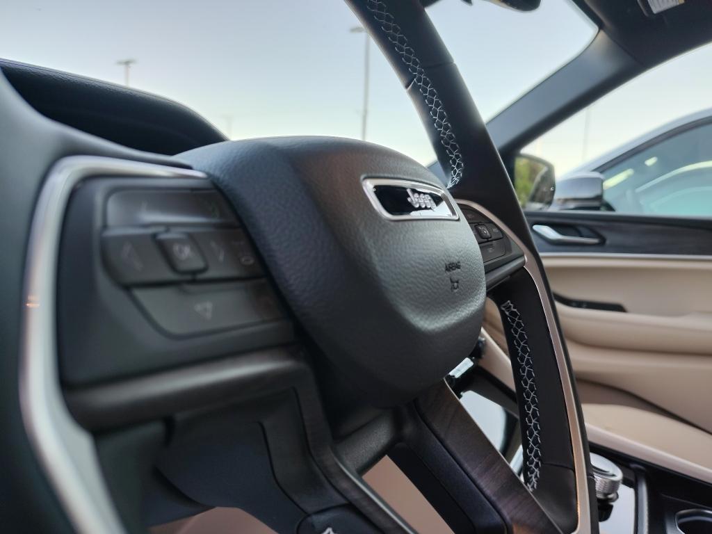 new 2025 Jeep Grand Cherokee car, priced at $48,104