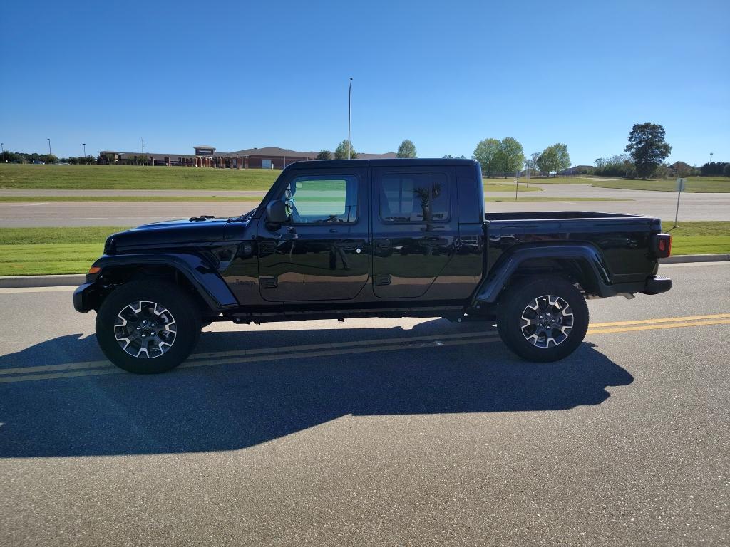 new 2025 Jeep Gladiator car, priced at $53,013