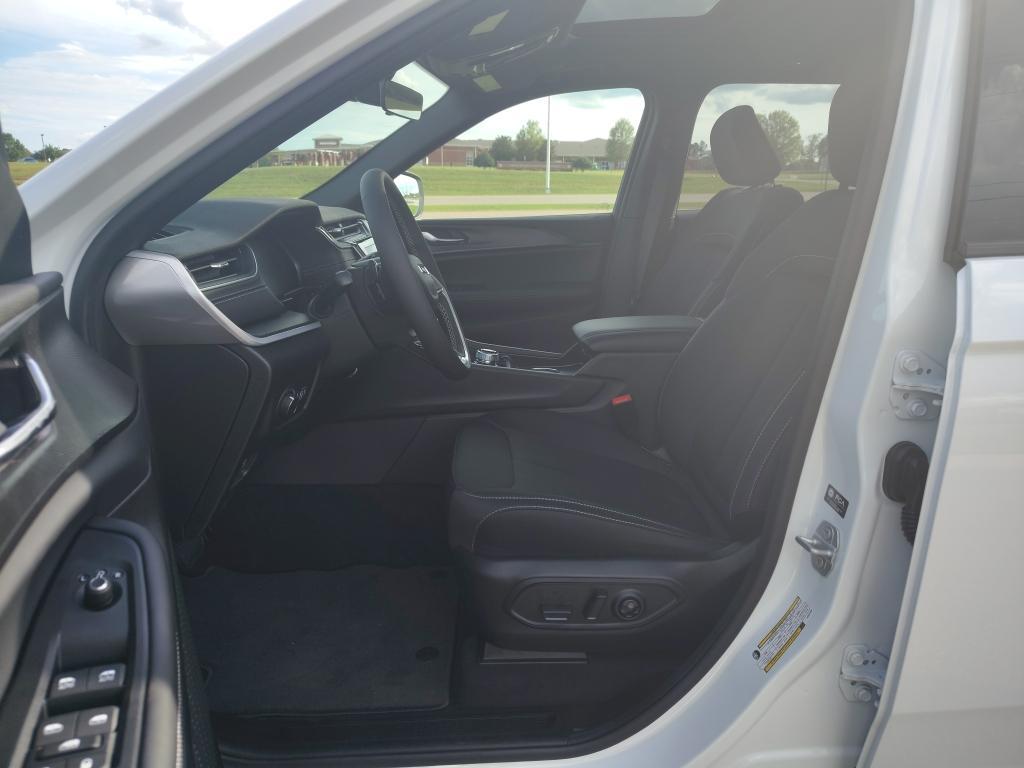 new 2025 Jeep Grand Cherokee car, priced at $38,849