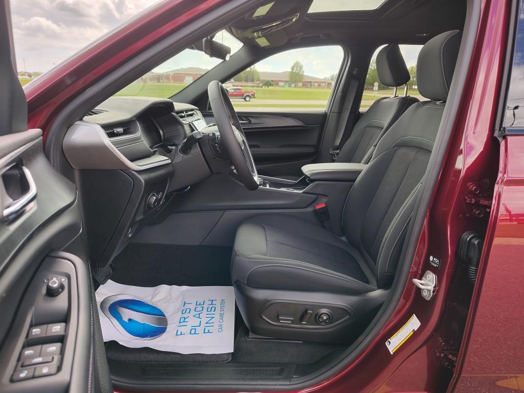 new 2025 Jeep Grand Cherokee car, priced at $39,379