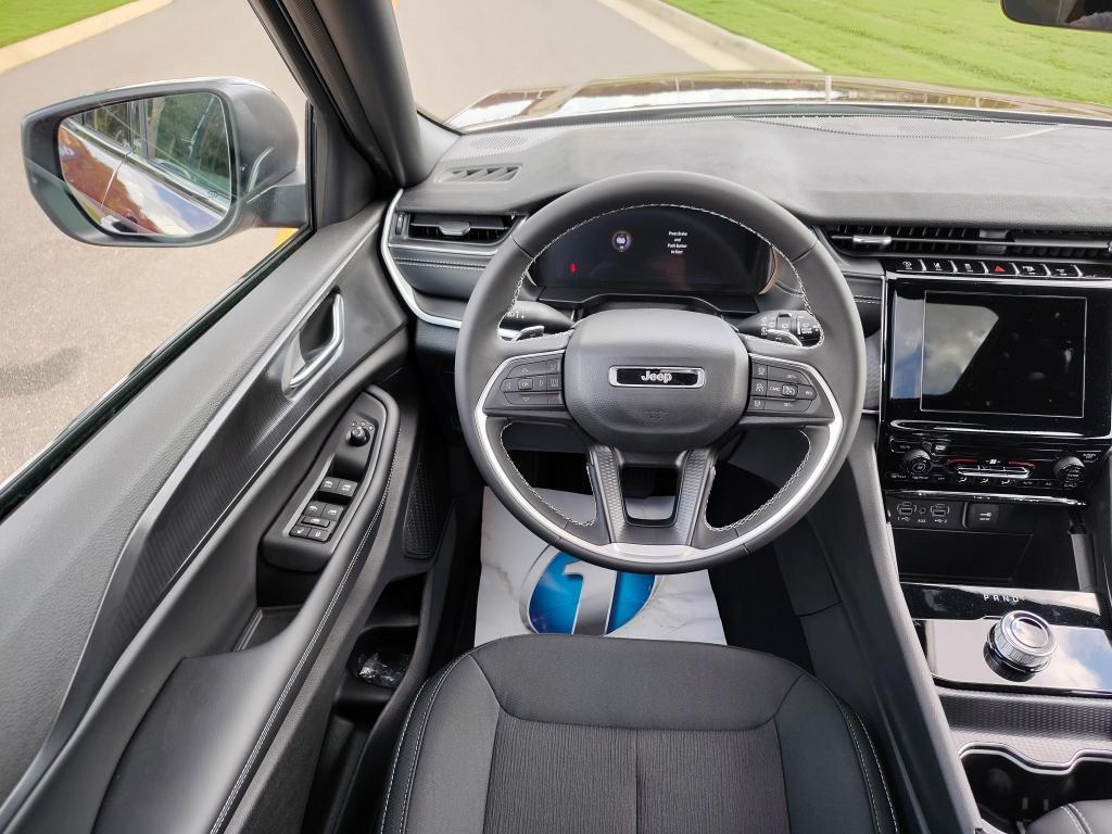 new 2025 Jeep Grand Cherokee car, priced at $39,379