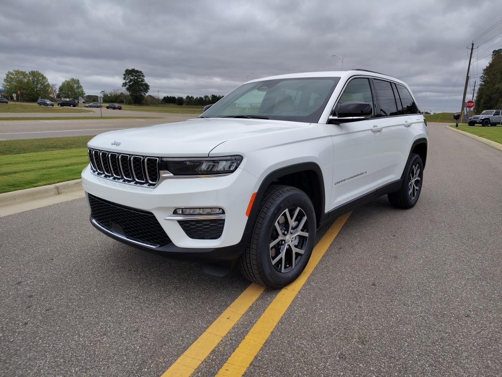 new 2025 Jeep Grand Cherokee car, priced at $41,240