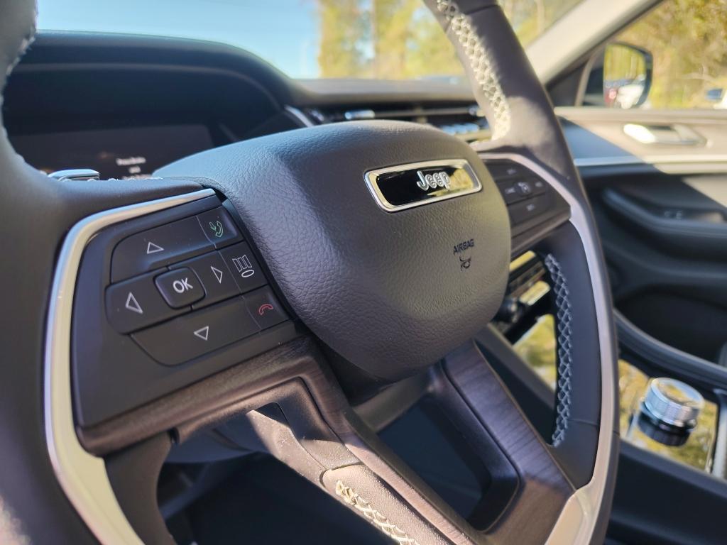 new 2025 Jeep Grand Cherokee car, priced at $41,240