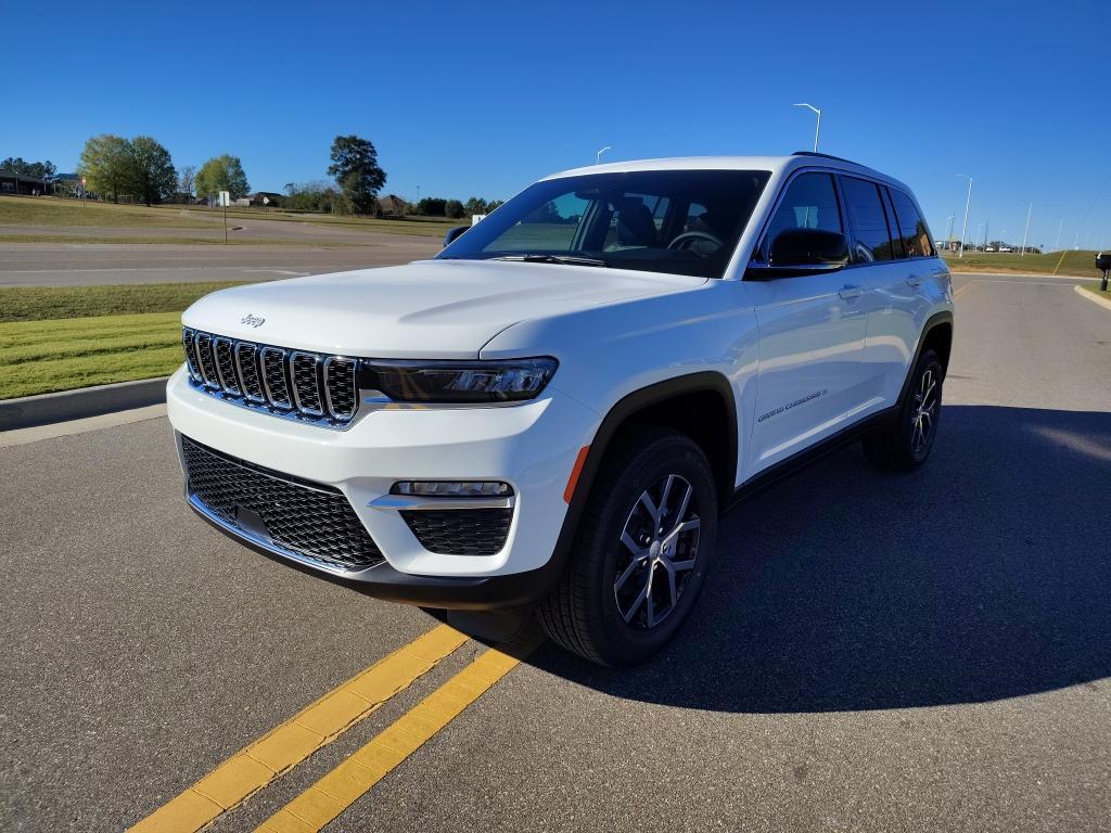 new 2025 Jeep Grand Cherokee car, priced at $41,240