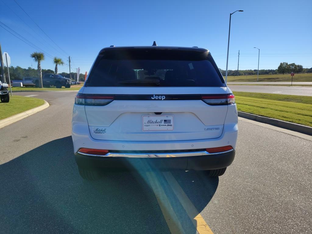 new 2025 Jeep Grand Cherokee car, priced at $41,240
