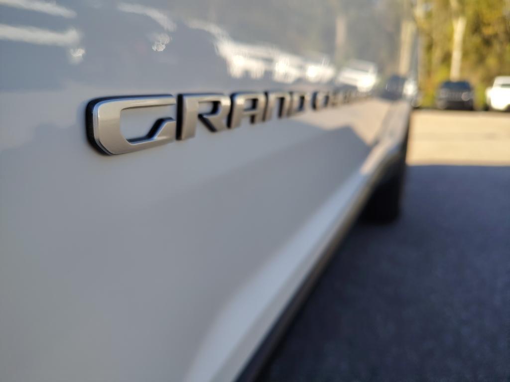 new 2025 Jeep Grand Cherokee car, priced at $41,240
