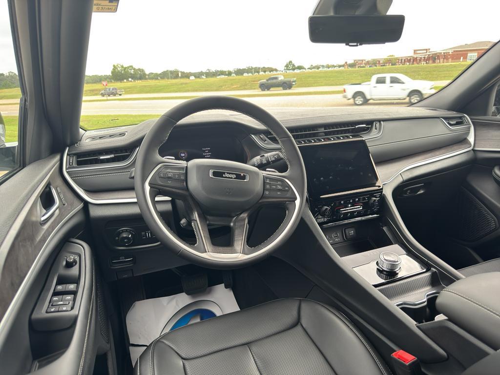 new 2025 Jeep Grand Cherokee car, priced at $47,573