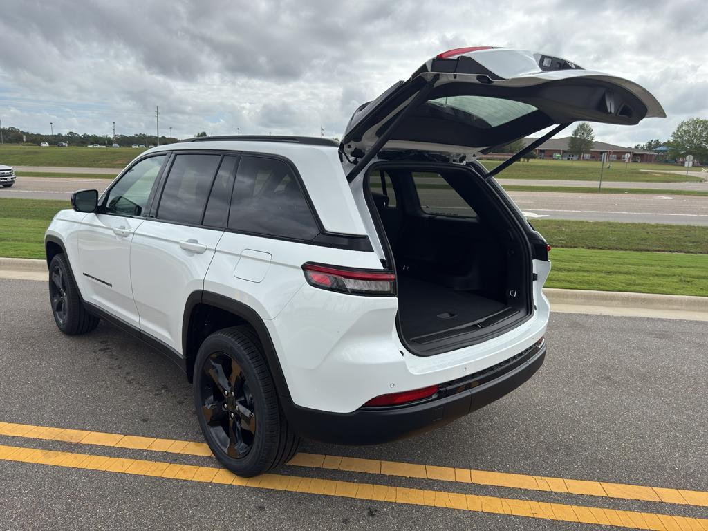 new 2025 Jeep Grand Cherokee car, priced at $47,573