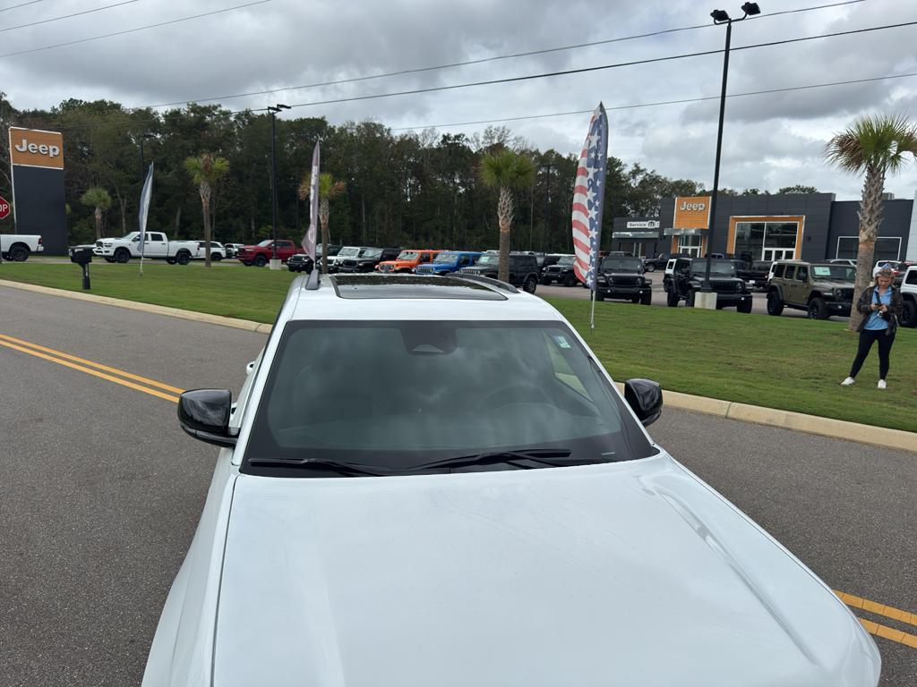 new 2025 Jeep Grand Cherokee car, priced at $47,573
