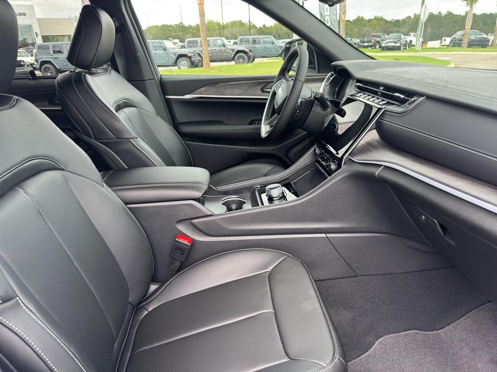 new 2025 Jeep Grand Cherokee car, priced at $47,573