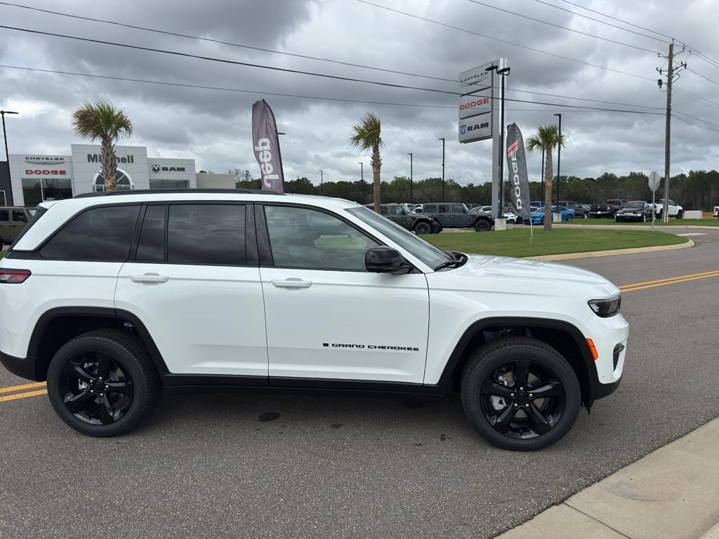 new 2025 Jeep Grand Cherokee car, priced at $47,573