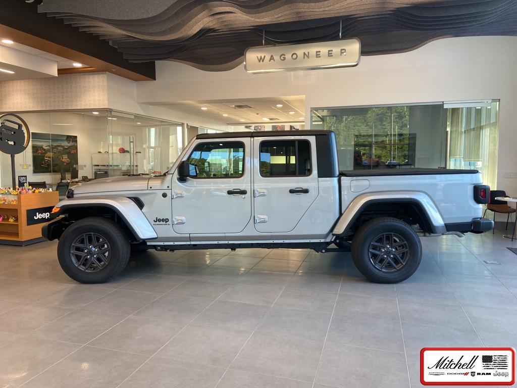 new 2024 Jeep Gladiator car, priced at $47,576