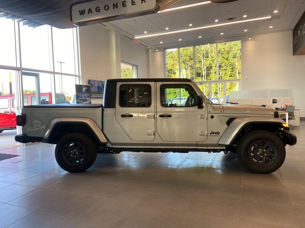 new 2024 Jeep Gladiator car, priced at $51,326