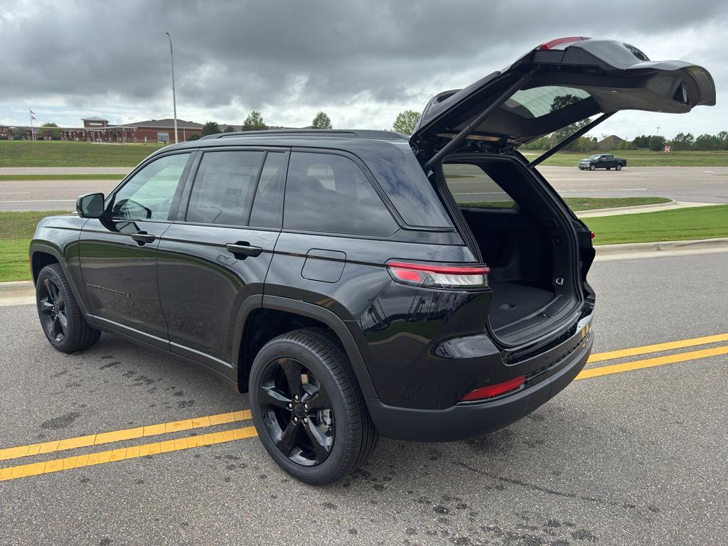 new 2025 Jeep Grand Cherokee car, priced at $48,104
