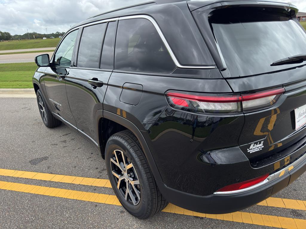 new 2025 Jeep Grand Cherokee car, priced at $41,776