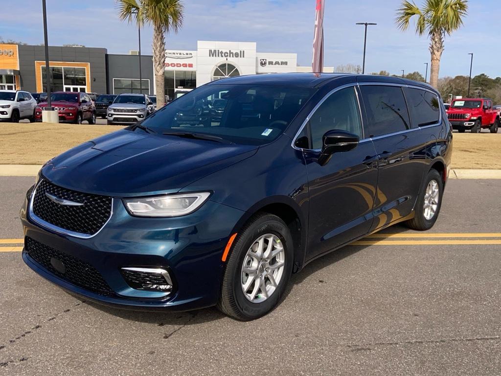 new 2025 Chrysler Pacifica car, priced at $41,772