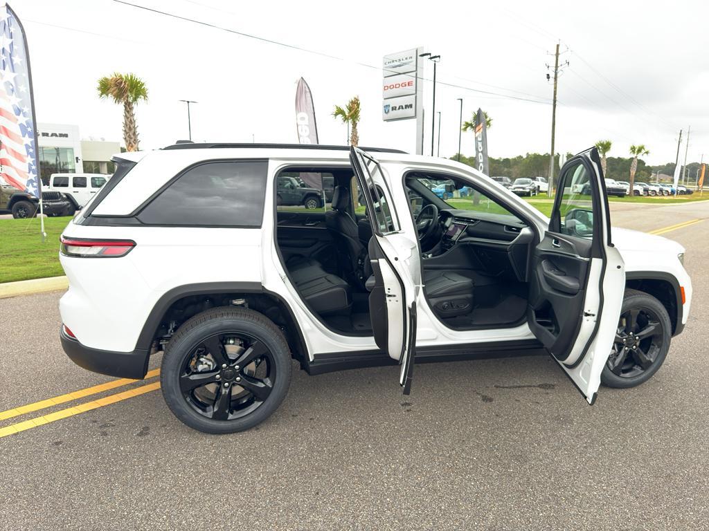 new 2025 Jeep Grand Cherokee car, priced at $51,445
