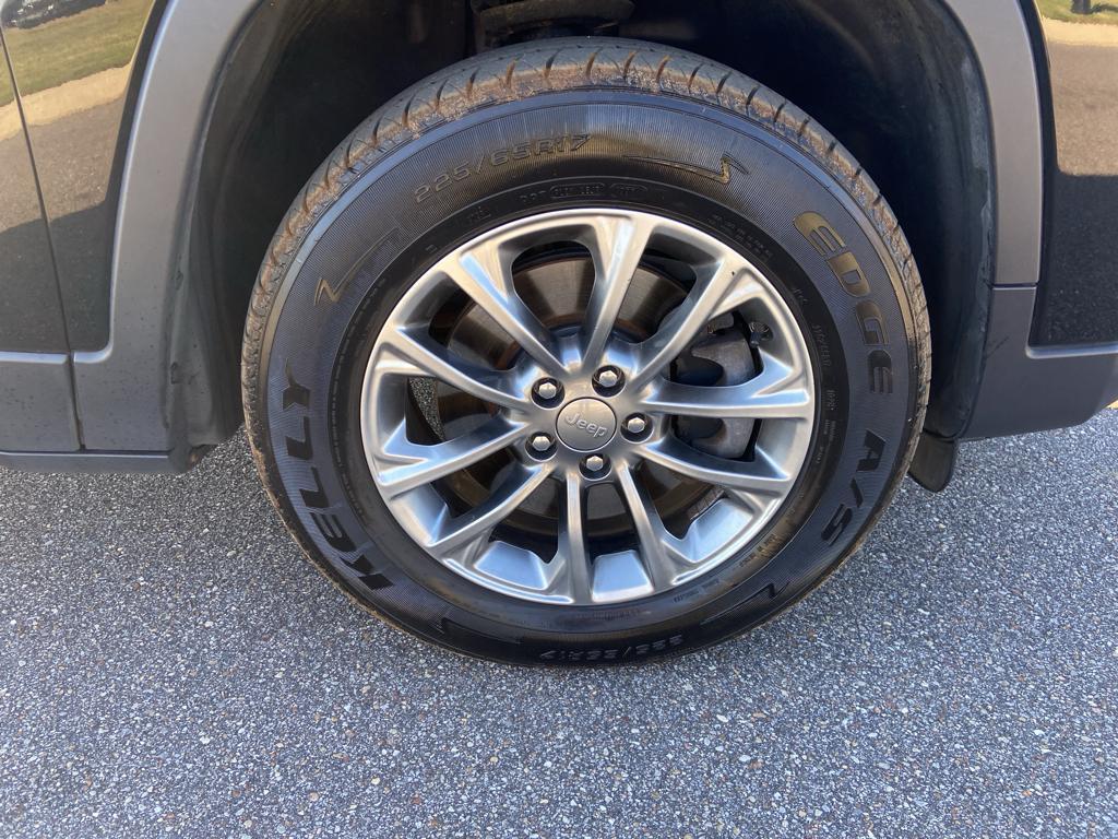 used 2020 Jeep Cherokee car, priced at $20,261
