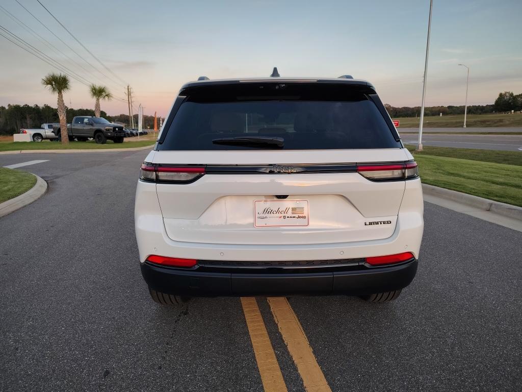 new 2025 Jeep Grand Cherokee car, priced at $47,573