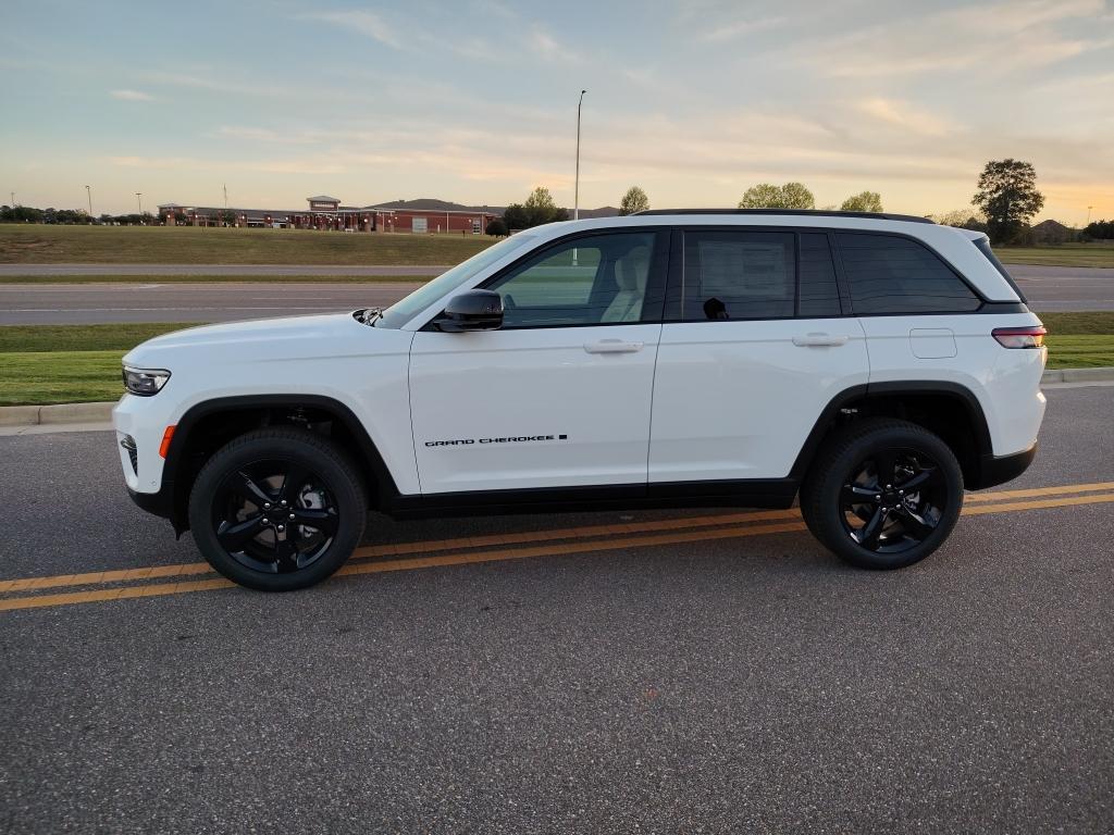 new 2025 Jeep Grand Cherokee car, priced at $47,573