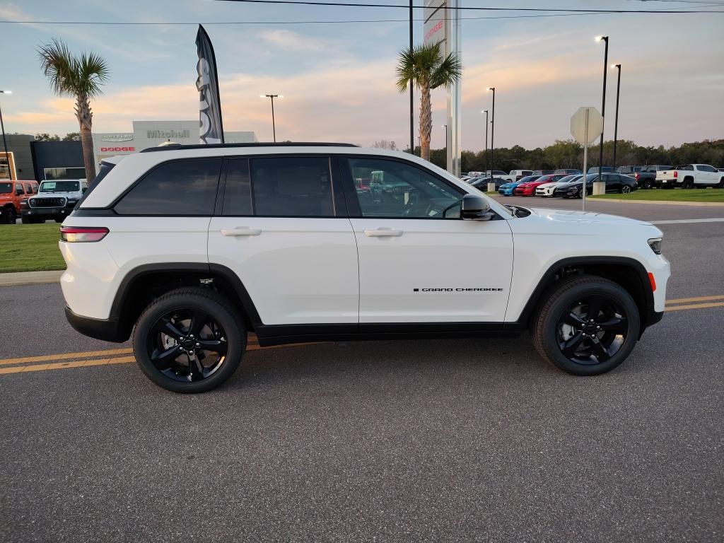 new 2025 Jeep Grand Cherokee car, priced at $47,573