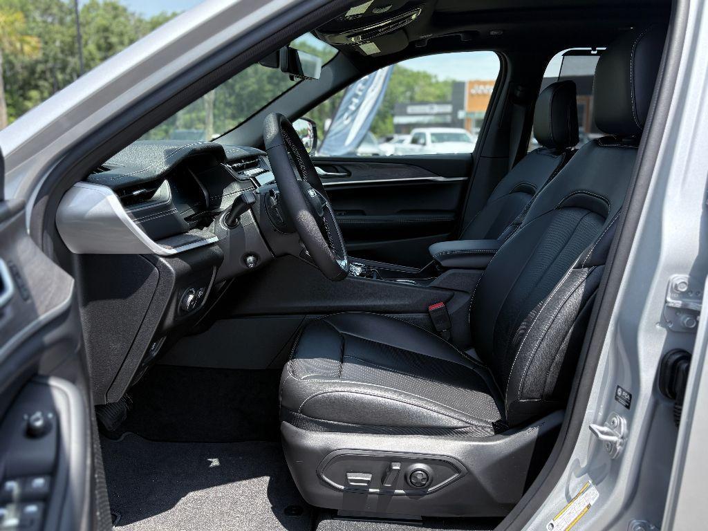 new 2025 Jeep Grand Cherokee car, priced at $50,831