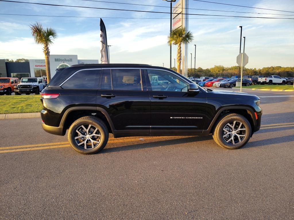 new 2025 Jeep Grand Cherokee car, priced at $40,828