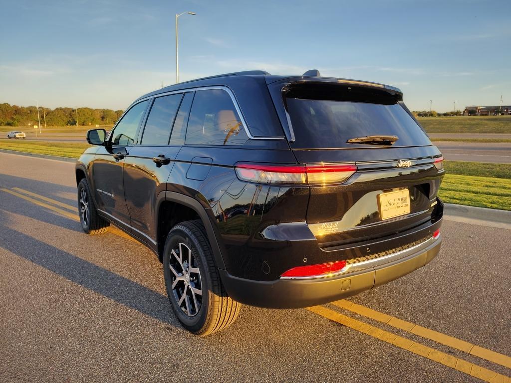 new 2025 Jeep Grand Cherokee car, priced at $40,828