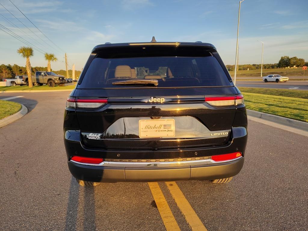 new 2025 Jeep Grand Cherokee car, priced at $40,828