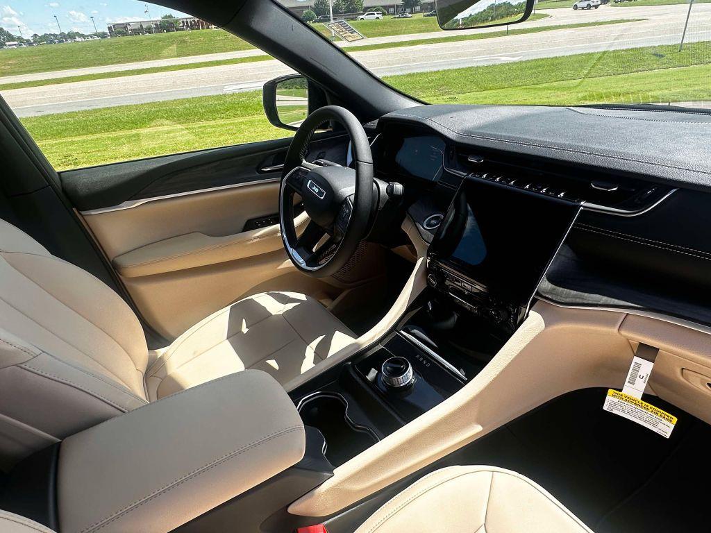 new 2025 Jeep Grand Cherokee car, priced at $39,331
