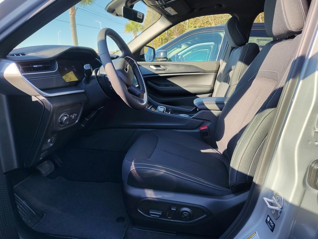 new 2025 Jeep Grand Cherokee car, priced at $36,552