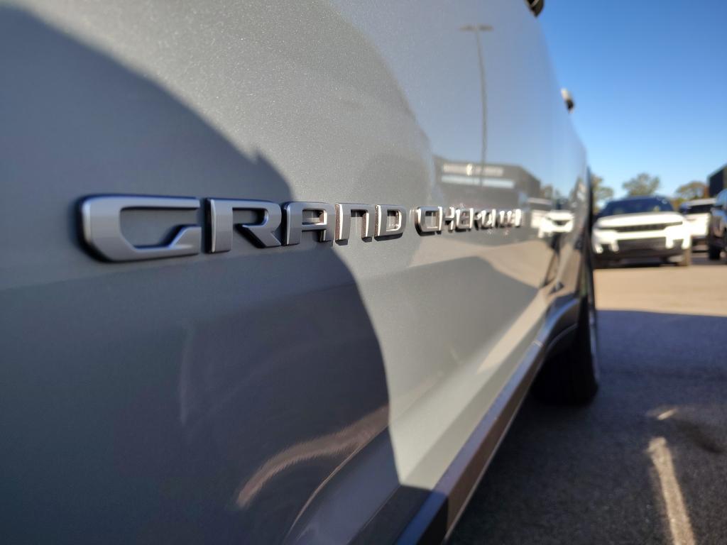 new 2025 Jeep Grand Cherokee car, priced at $36,552