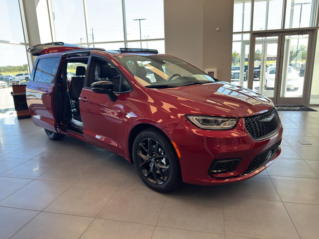 new 2026 Chrysler Pacifica car, priced at $50,776