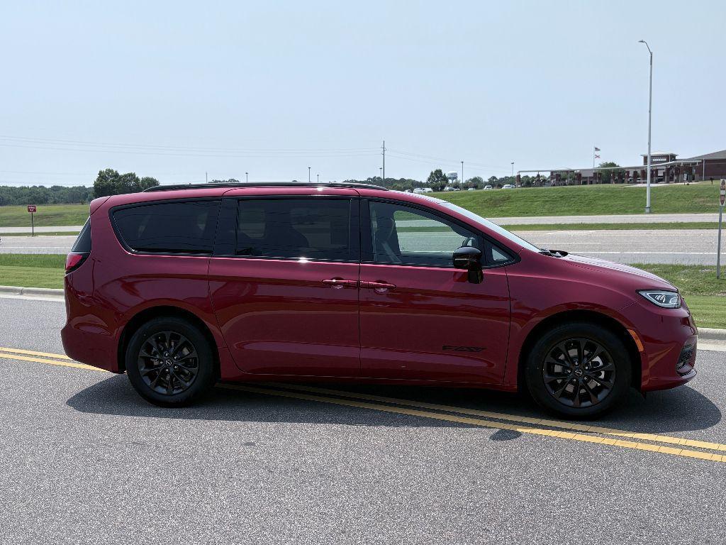 new 2025 Chrysler Pacifica car, priced at $44,756