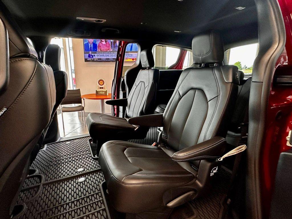 new 2025 Chrysler Pacifica car, priced at $44,756