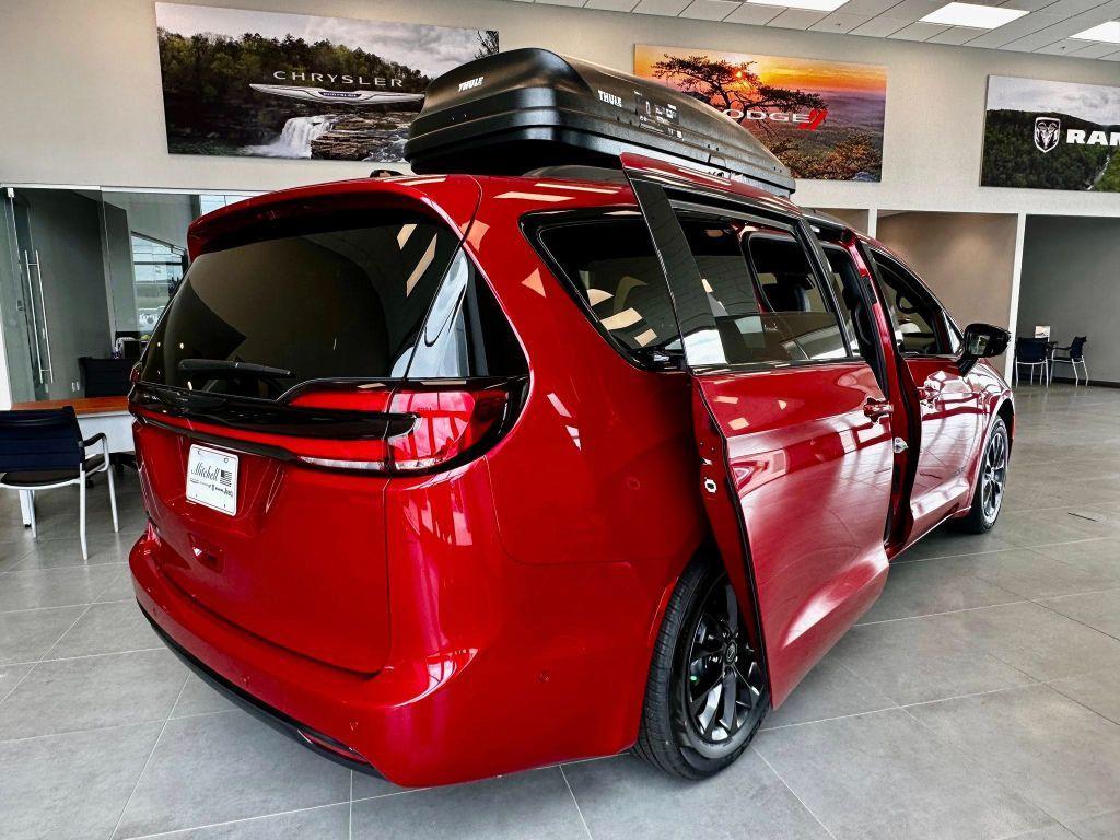 new 2025 Chrysler Pacifica car, priced at $44,756