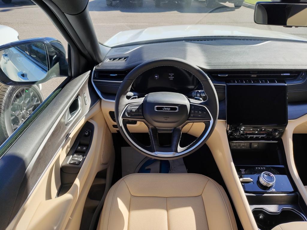 new 2025 Jeep Grand Cherokee car, priced at $50,401