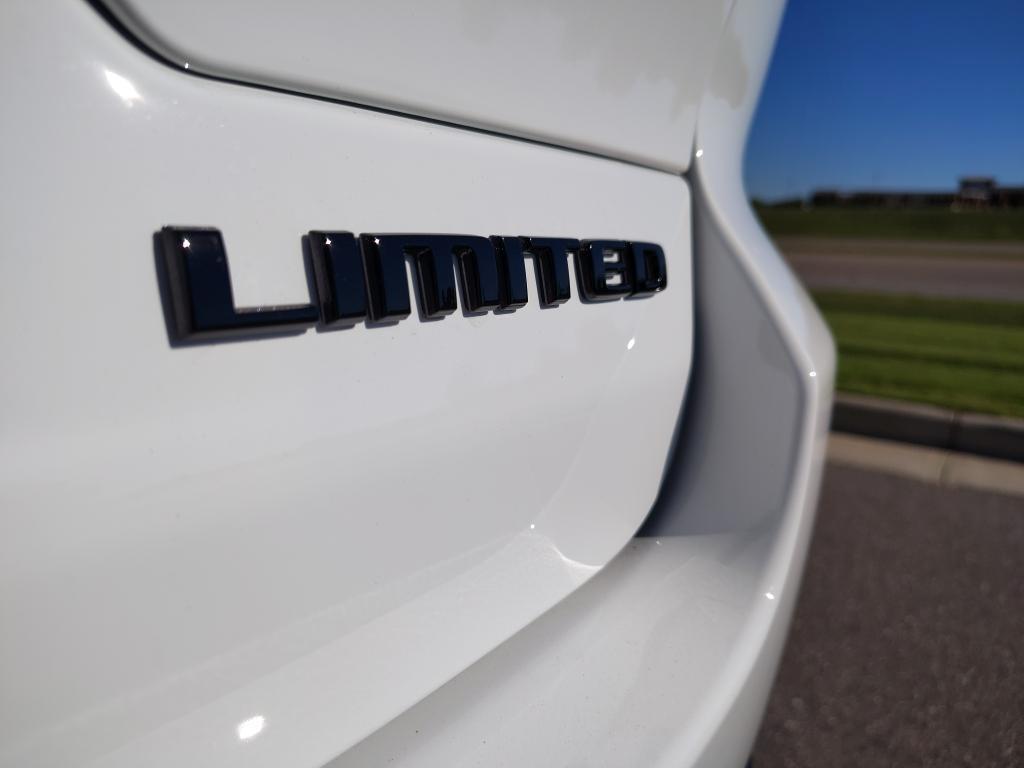 new 2025 Jeep Grand Cherokee car, priced at $50,401