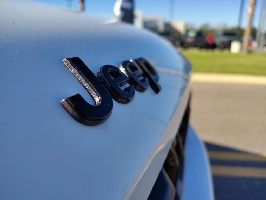 new 2025 Jeep Grand Cherokee car, priced at $50,401