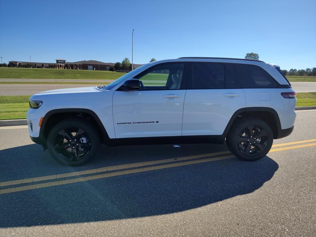new 2025 Jeep Grand Cherokee car, priced at $50,401
